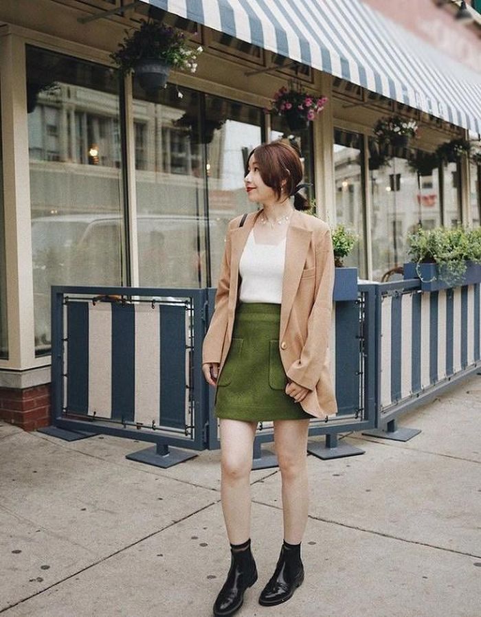 Để outfit gọn gàng nhất có thể, các cô gái hãy ưu tiên mix chân váy chữ A đơn giản với áo blazer.