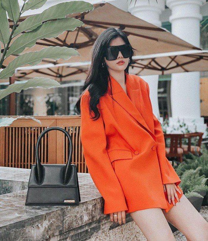 Các nàng nên chọn mẫu áo blazer dáng oversize và có chiều dài không quá ngắn.