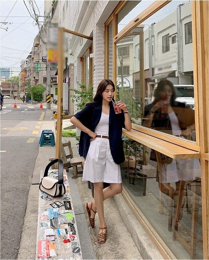 Cặp đôi áo blazer với quần short tạo hiệu ứng giúp chị em trông cao hơn thực tế ít nhất là 5 cm.