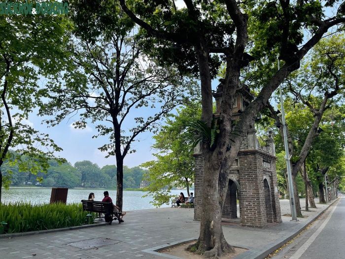 Giữa những bộn bề lo toan của cuộc sống, có những ngày thu Hồ Gươm trầm lắng và yên bình đến lạ.