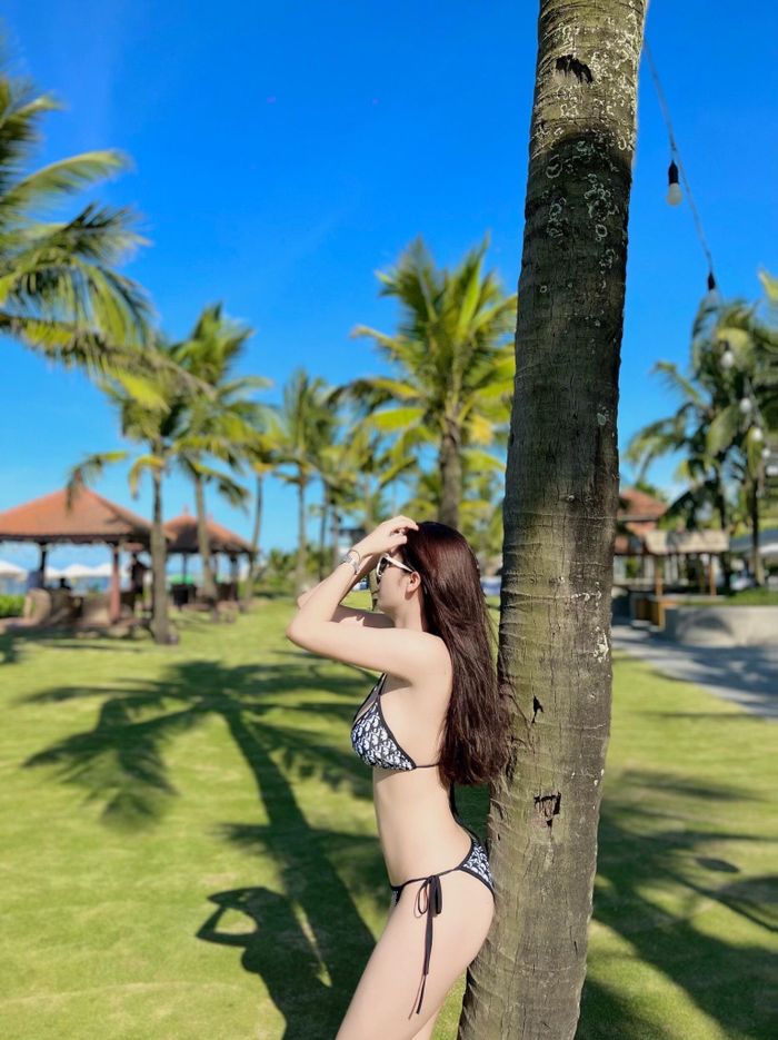 Cựu cầu thủ nữ 19 tuổi mặc bikini thả dáng ở một khu resort, khoe cơ thể cân đối, trắng trẻo và đầy sức sống