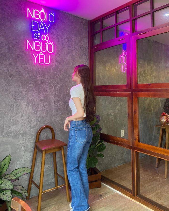 Ngoài ra Như Tuyền cũng có những khoảnh khắc xì teen và cá tính...