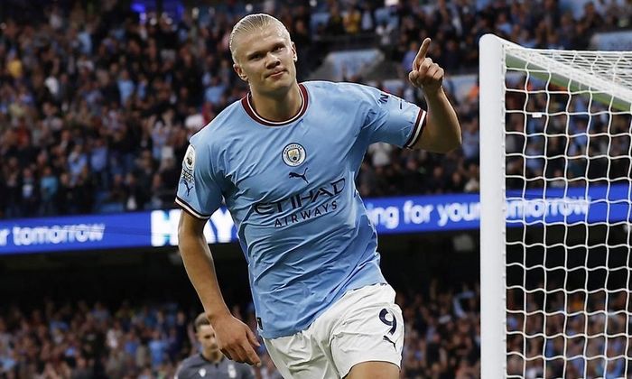 Truyền thông Anh tiết lộ các HLV Premier League gọi điện và trao đổi với nhau để tìm giải pháp phong tỏa Haaland. Họ tin rằng Ngoại hạng Anh chưa từng chứng kiến tiền đạo nào có thể hình, thể lực và khả năng săn bàn khủng khiếp như cựu sao Dortmund. "Nếu tiếp tục thi đấu như thế này đồng thời Man City vô địch Champions League, Haaland có thể cạnh tranh cho danh hiệu Quả bóng vàng", cựu danh thủ Rio Ferdinand nhận định. 