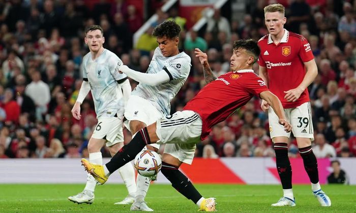  Phong cách chơi bóng, tinh thần lẫn hình ảnh máu lửa của Martinez dần trở thành biểu tượng của hàng phòng ngự MU thay vì một Harry Maguire uể oải, trầm buồn, thậm chí nặng nề như quá khứ. Trung vệ 24 tuổi đang trở thành gương mặt được yêu thích bậc nhất tại Old Trafford. 