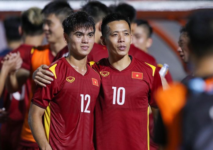  Góp công quan trọng trong chiến thắng 4-0 của tuyển Việt Nam trước Singapore giúp Văn Quyết có được tâm lý thoải mái. Tiền đạo số 10 vui vẻ xin chụp hình cùng các đàn em sau trận và nhận được nhiều lời chúc mừng từ đồng đội. 