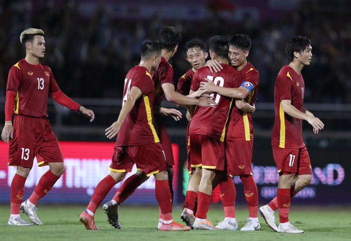  Các đồng đội chạy lại chia vui cùng Văn Quyết. Trước đó, tiền đạo số 10 ăn mừng khá tiết chế sau bàn thắng mình ghi được. 