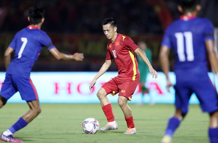  Không phụ lòng ông Park, Văn Quyết chơi xông xáo và quyết tâm ngay từ những phút đầu tiên của trận đấu. 