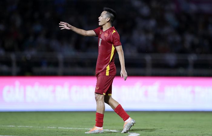  Những phút có mặt trên sân, Văn Quyết liên tục làm cầu nối giữa các tuyến với kinh nghiệm dày dạn của mình. 