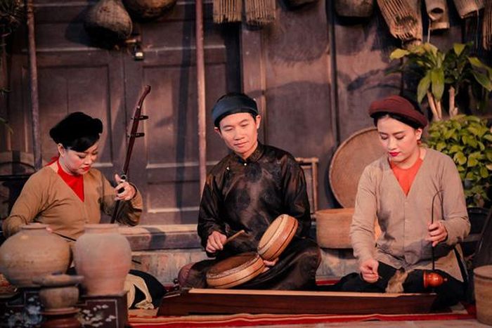 Nhà nghiên cứu Nguyễn Quang Long (giữa) và nhóm Xẩm Hà Thành biểu diễn xẩm