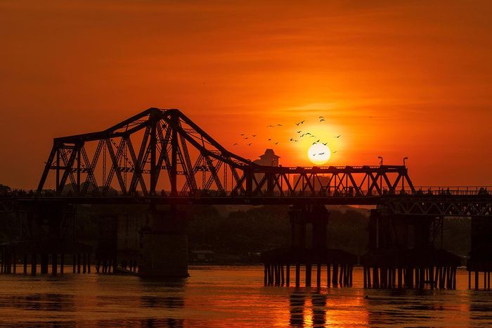 Tác phẩm dự thi “Bay về phía mặt trời” của Nguyễn Anh Tuấn (ngõ chợ Khâm Thiên, Đống Đa, Hà Nội)