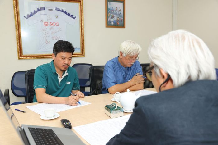 Ngoài nghệ sĩ nhiếp ảnh Dương Minh Long, các thành viên BGK khác gồm: Nhà báo Lê Xuân Thành (Tổng biên tập báo Thể thao và Văn hóa, Trưởng Ban tổ chức cuộc thi), nhà sử học Dương Trung Quốc (Phó Chủ tịch Hội Sử học Việt Nam)