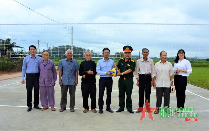 Lãnh đạo Ban CHQS thành phố Quảng Ngãi và lãnh đạo địa phương cùng bà con nhân dân tại buổi bàn giao công trình.