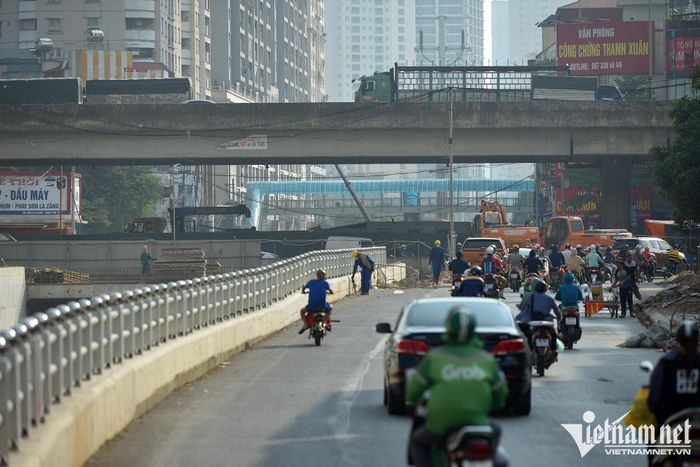 Lan can bảo vệ chạy dọc hai bên đường Tố Hữu được lắp đặt. Mặt đường đã được nhà thầu trải nhựa và hoàn trả mặt bằng.