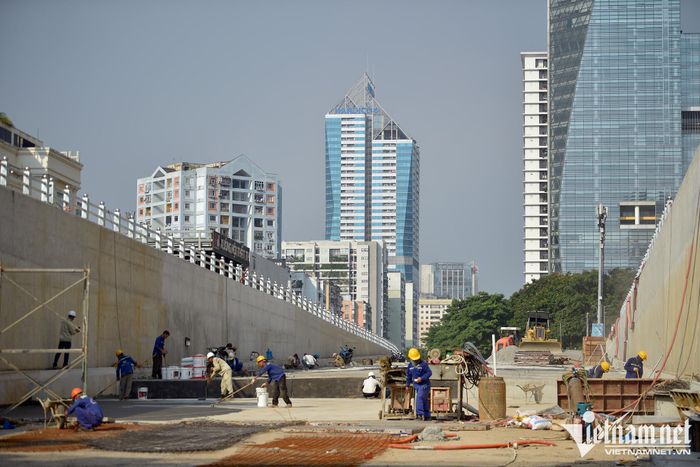 Công trình có kết cấu bằng bê tông cốt thép, dài 475m, trong đó phần hầm kín dài 95m, hầm hở và gờ chắn dẫn vào hầm kín dài 380m. Mỗi chiều hầm rộng 7,5m, gồm hai làn xe cơ giới.