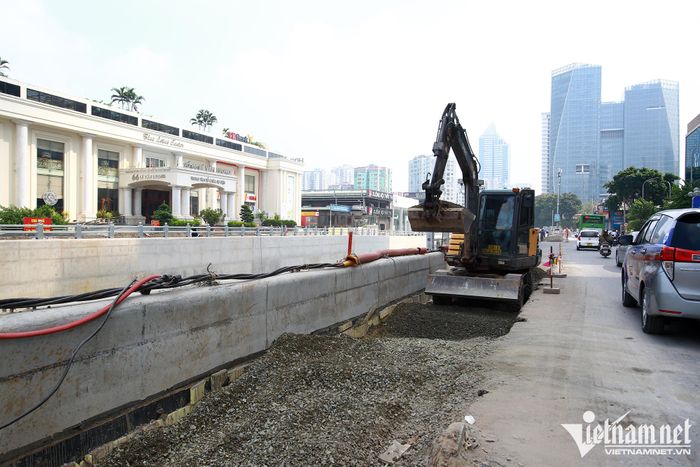 Nhà thầu hoàn trả mặt bằng đường Lê Văn Lương. Trong tổng vốn đầu tư gần 700 tỷ đồng của dự án thì chi phí xây dựng hơn 532 tỷ đồng, được trích từ nguồn ngân sách thành phố.
