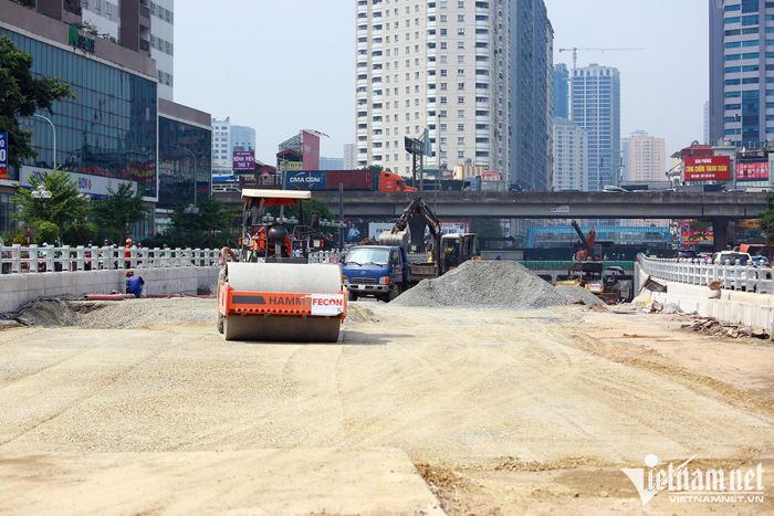 Ông Nguyễn Tuấn Nghĩa, Phó Giám đốc Ban điều hành dự án hầm chui cho biết, để kịp thông xe ngày 10/10, công nhân đang đẩy nhanh tiến độ, làm liên tục cả ngày và đêm.