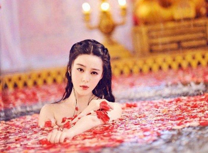 Các mỹ nhân thời xưa thường tắm với hoa hồng để dưỡng da.