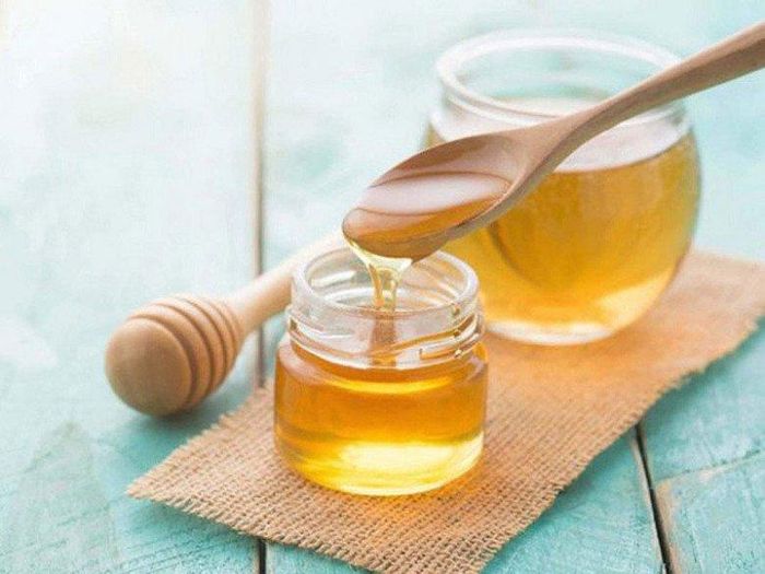 Trong các thành phần của mật ong có gluco và fructo giống sữa, do đó "nguyên liệu vàng" này cũng giúp làm sạch da.