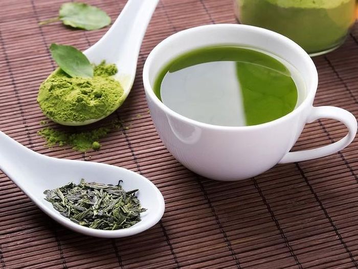 Uống trà xanh thường xuyên và đúng cách, hiệu quả sẽ rõ rệt, loại bỏ các độc tố trên da, làm da căng mịn.
