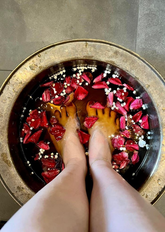 Pha Lê cũng dùng cách này để ngâm chân. Ngâm chân với nước ấm và cánh hoa hồng giúp thư giãn và có tác dụng chữa chứng đau mỏi lưng rất tốt.