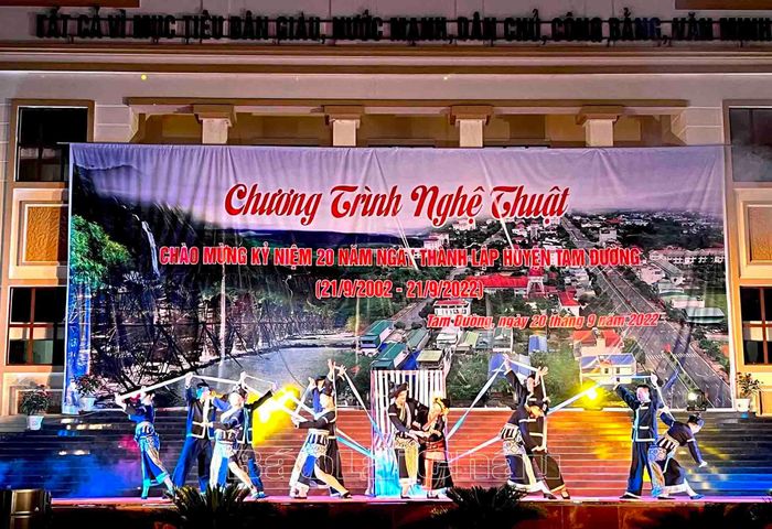 Tiết mục múa Lự tại chương trình nghệ thuật.