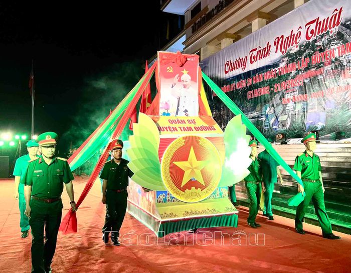 Xe diễu hành của lực lượng Công an huyện qua sân khấu, vẫy chào khán giả.