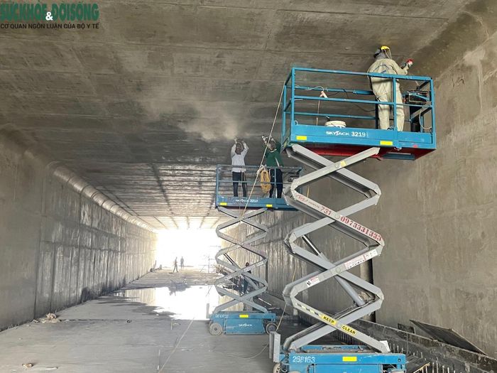 Phần hầm kín dài 95m đang chờ sơn chống thấm và trải nhựa mặt đường, còn phần đáy hầm chui được đổ bê tông, cốt thép dày gần 1m.