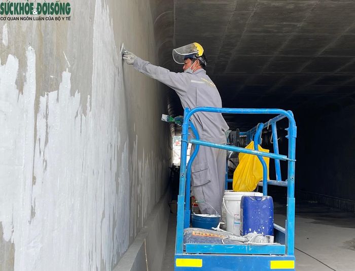 Sau khi làm nhẵn bề mặt, công nhân bắt đầu tiến hành xử lý chống thấm.