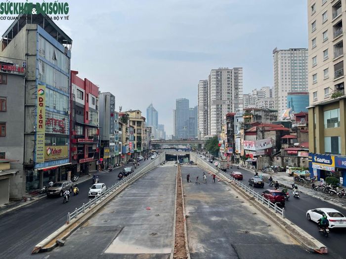 Theo ghi nhận của phóng viên, hôm nay (21/9) hầm chui Lê Văn Lương - Tố Hữu cơ bản đã gần hoàn thiện, đã dần rõ hình hài sau gần 2 năm thi công.