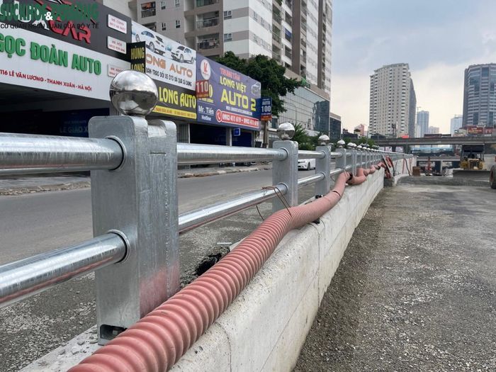 Lan can bảo vệ chạy dọc hai bên đường Lê Văn Lương và Tố Hữu được lắp đặt.