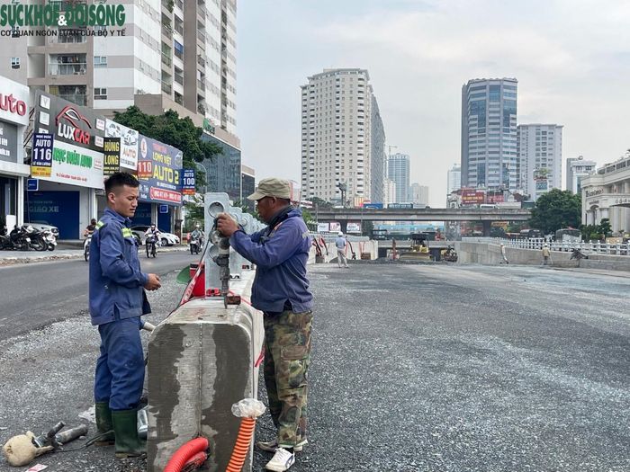 Những chi tiết cuối cùng của lan can đang được hoàn thiện.