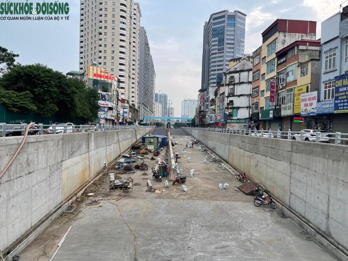 Công trình có kết cấu bằng bê tông cốt thép, dài 475m. Trong đó, phần hầm kín dài 95m, hầm hở và gờ chắn dẫn vào hầm kín dài 380m. Mỗi chiều hầm rộng 7,5m, gồm hai làn xe cơ giới.