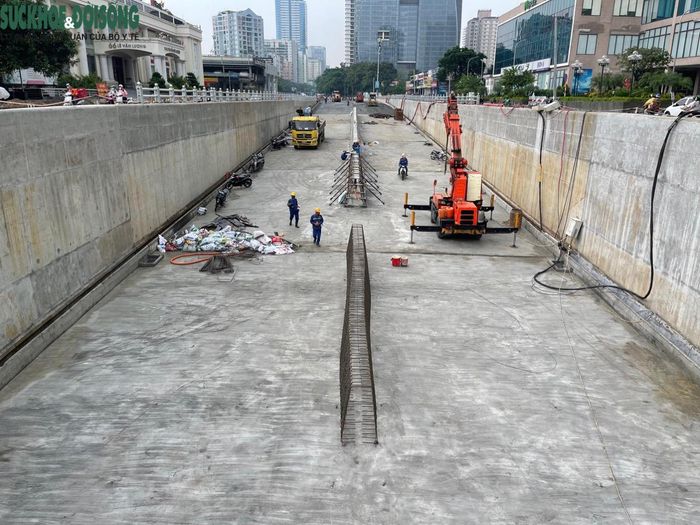 Công trình hầm chui Lê Văn Lương được khởi công từ tháng 10/2020 với tổng mức đầu tư gần 700 tỷ đồng. Dự án có mục tiêu hoàn thiện hạ tầng giao thông và xóa 'điểm đen' ùn tắc ở nút giao Lê Văn Lương - Tố Hữu và Vành đai 3