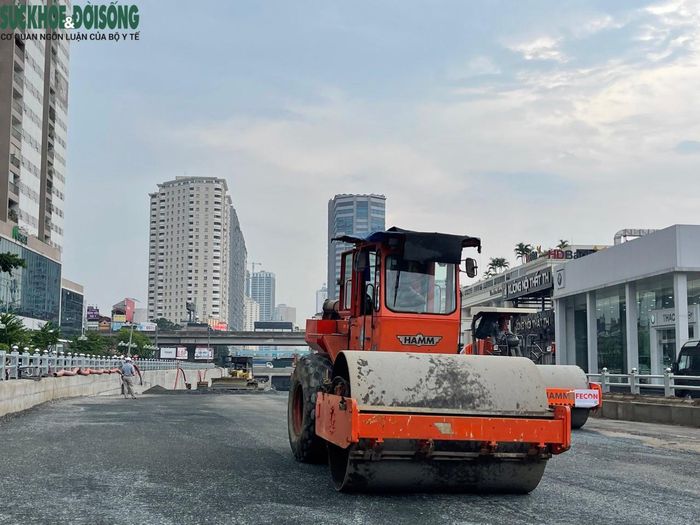 Để kịp tiến độ, các nhà thầu đang tập trung nhân lực, máy móc, thiết bị, thi công 3 ca liên tục trong ngày.