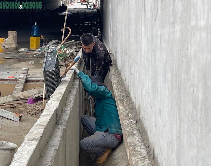 Các công nhân đang miệt mài thi công hệ thống thoát nước.