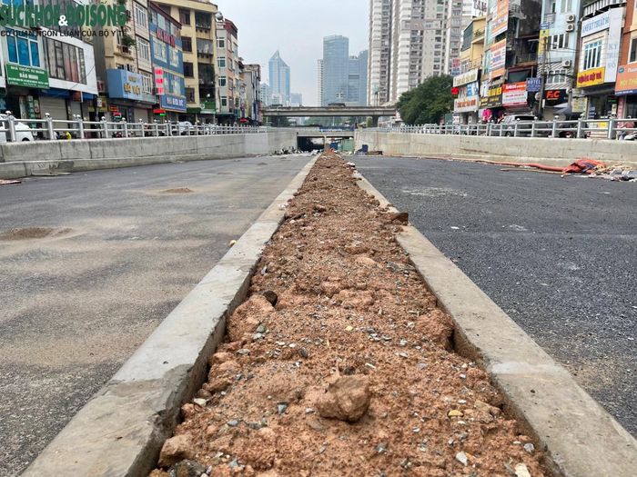 Hầm chui hướng từ Tố Hữu sang Lê Văn Lương còn một số hạng mục đang thi công như dải phân cách giữa đang được đổ đất chuẩn bị trồng cây, hệ thống chiếu sáng, rãnh thoát nước, trải nhựa mặt đường,...