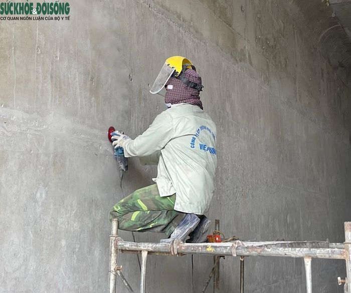 Công nhân đang tiến hành làm nhẵn bề mặt.