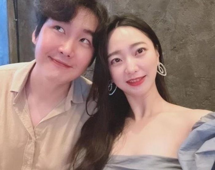  Ca sĩ Seo Sa Rang và chồng. Ảnh: News1. 