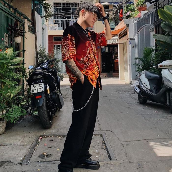 Đặc thù nghề nghiệp, dù bận rộn, Tấn Đạt vẫn chú ý đến trang phục của mình khi đi làm mỗi ngày.