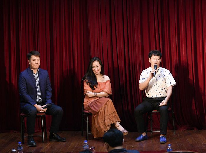 (Từ trái sang)Đạo diễn Tùng Linh, ca sĩ Ngọc Châm, giám đốc chuỗi chương trình "Vàng son một thuở" - nhà đồng hành cùng vở diễn với Nhà hát Kịch Việt Nam và NSƯT Xuân Bắc (ảnh: Bình Quách)