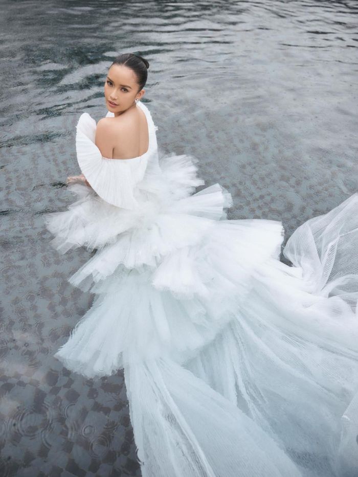 Sử dụng những chất liệu cao cấp như organza, taffeta, đến ren họa tiết, NTK gửi gắm thông điệp về tình yêu, lời chúc phúc và mong muốn mang đến hình ảnh chỉn chu, phù hợp với mọi cô gái trong ngày trọng đại.