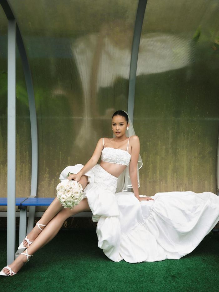 Với “LOVE No.2”, NTK Lê Thanh Hòa lấy cảm hứng từ hình ảnh trái tim và hoa hồng - hai biểu tượng của một tình yêu thuần khiết. 