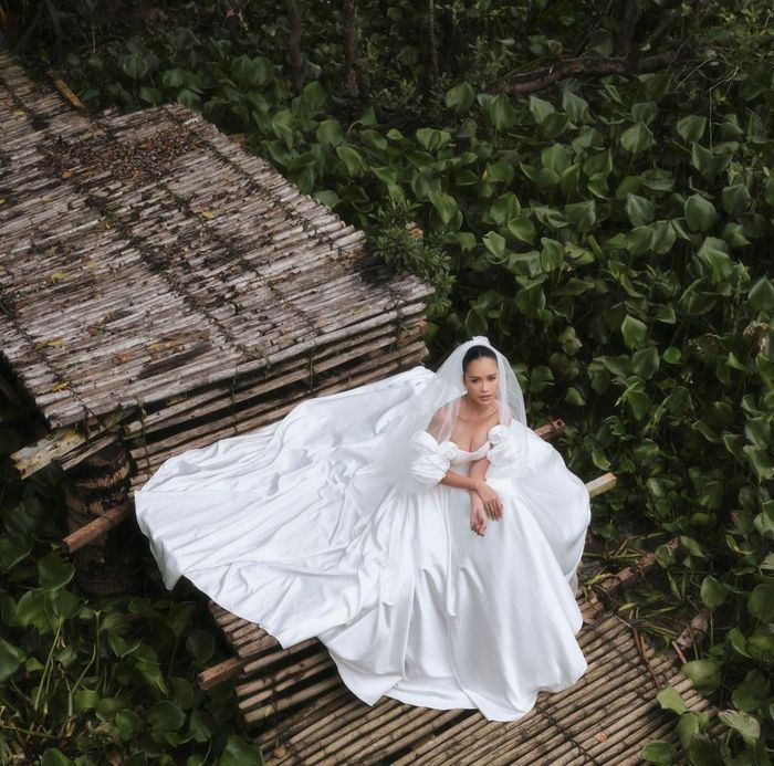 NTK Lê Thanh Hòa mong muốn cô sẽ mang đến dấu ấn mới lạ, giúp bộ sưu tập gần gũi hơn với những nàng dâu có vẻ đẹp cá tính. 