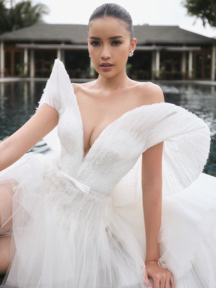 Ngọc Châu từ những thiết kế dài bồng bềnh, quyến rũ mang hình ảnh của một nàng công chúa đằm thắm, dịu dàng, đến những thiết kế mini dress cá tính, phá cách mang khí chất của một cô nàng thời thượng, kiêu sa. 