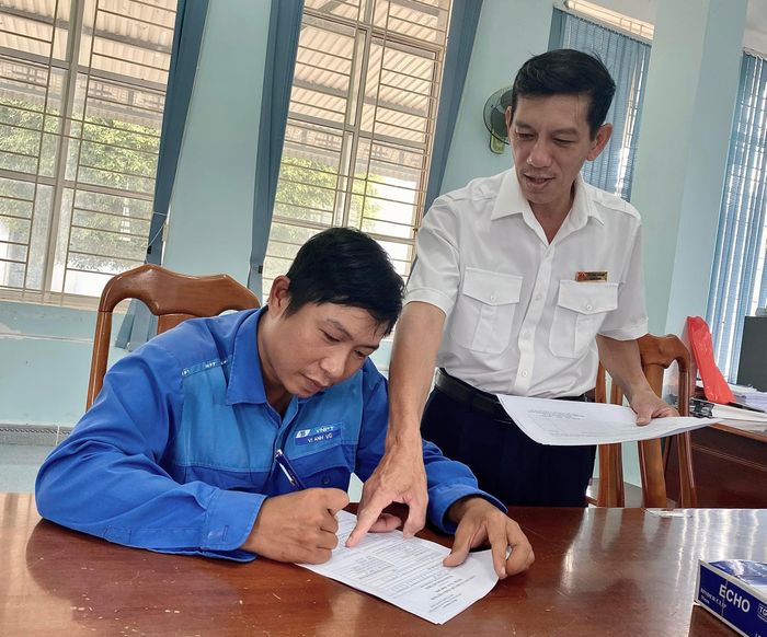 Cán bộ Chi cục Thuế khu vực An Khê-Đak Pơ-Kông Chro hướng dẫn người dân thực hiện các thủ tục thuế. Ảnh: Mộc Trà