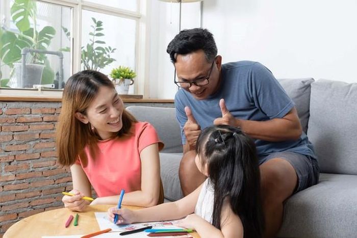 Cha mẹ cùng con xây dựng các quy tắc, thỏa thuận trong gia đình và kiên nhẫn hướng dẫn giúp con thực hiện, thường xuyên khích lệ, động viên con.