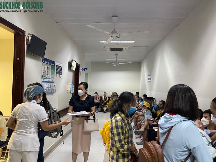 Tại các phòng khám bệnh sảnh C Bệnh viện Nhi Trung ương không còn đủ ghế để bệnh nhân và người nhà ngồi chờ đến lượt vào khám.