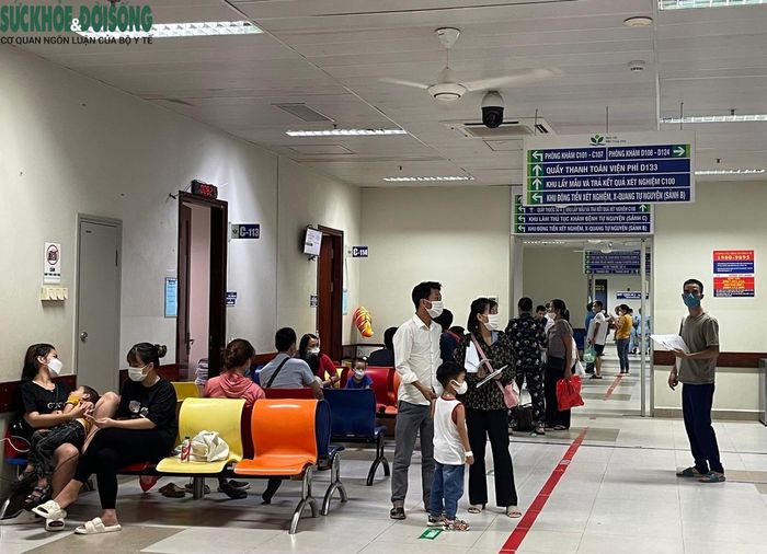 Để chăm sóc trẻ trong thời điểm giao mùa, dịch bệnh truyền nhiễm tăng cao, các bác sĩ khuyến cáo cha mẹ chăm sóc tại nhà nên vệ sinh thường xuyên đường hô hấp trên, vùng mũi vùng họng nơi cửa ngõ vi khuẩn, virus bám đầu tiên. Đồng thời, tăng cường miễn dịch cho trẻ, ăn đủ vi chất, sinh hoạt khoa học, đi ngủ sớm, cách ly với trẻ có dấu hiệu bệnh truyền nhiễm.