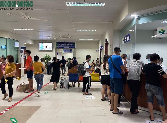 Tại khu vực tiếp đón và phân loại (sảnh C) người nhà các bệnh nhi vẫn xếp hàng chờ làm thủ tục khám bệnh.