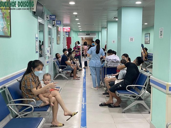 Ngồi chờ để lấy kết quả, chị Lan Anh (Đông Anh, Hà Nội) chia sẻ, thấy con bị sốt nhẹ, vợ chồng không yên tâm nên hôm nay sắp xếp công việc đưa con đi khám, cũng may đến từ sáng sớm nên giờ đã khám xong và đang chờ kết quả. Cháu được chẩn đoán là bị viêm họng.